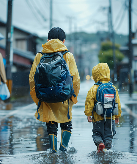 雨の中歩いている子供の兄弟